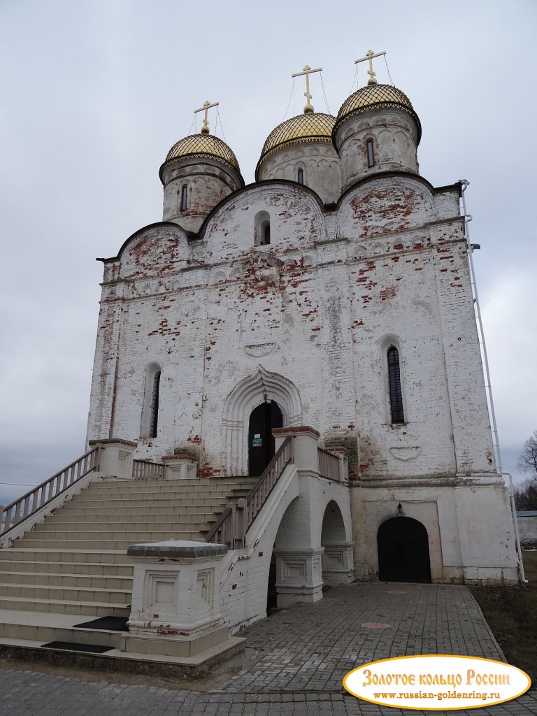 Ферапонтов Лужецкий Можайский монастырь. Крыльцо собора