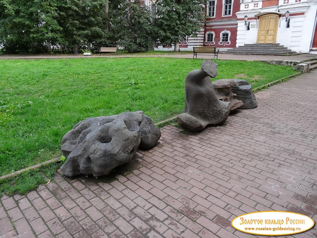 Архиерейский двор (комплекс XVII — XVIII века).  Современное искусство