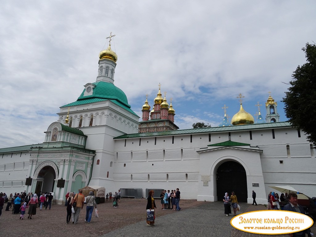 Свято-Троицкая Сергиева лавра. Красная воротная башня и Успенские ворота