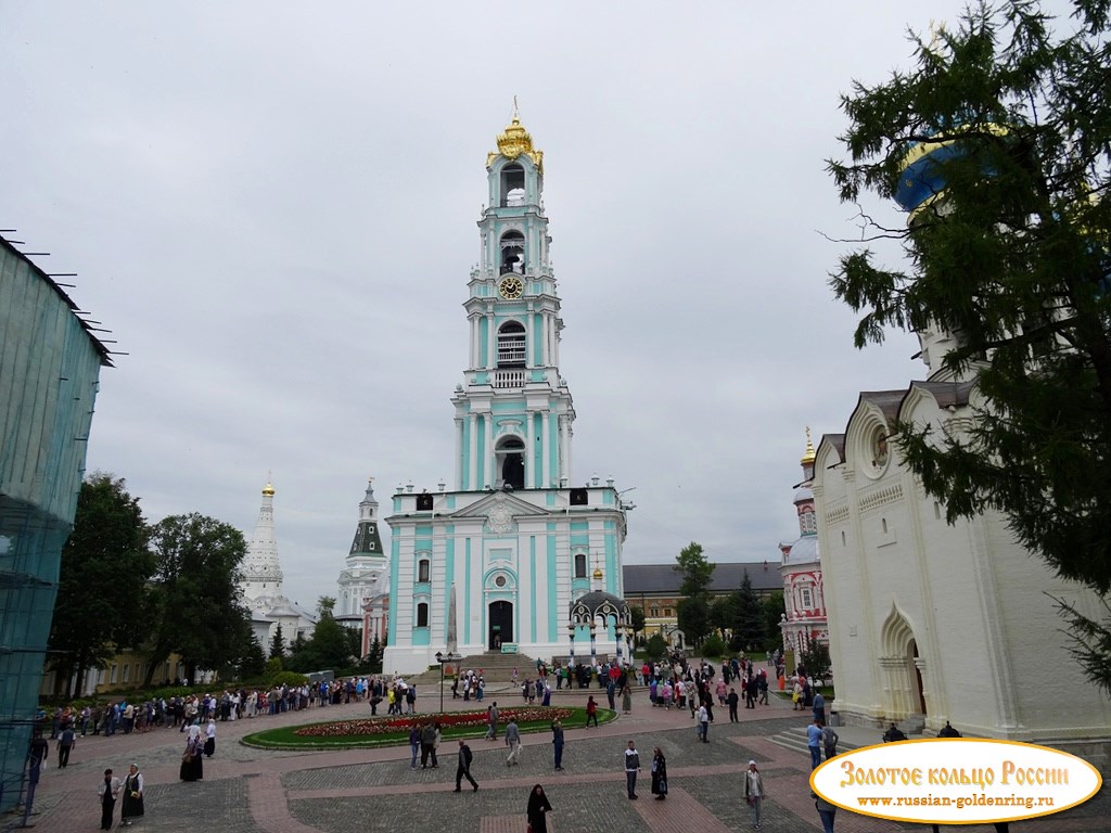 Колокольня. Воскресное утро в лавре