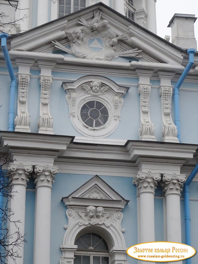 Смольный монастырь. Портик собора