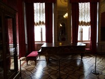 Достопримечательности Санкт-Петербурга. Государственный Эрмитаж (Зимний дворец). Рояль в Малиновом кабинете