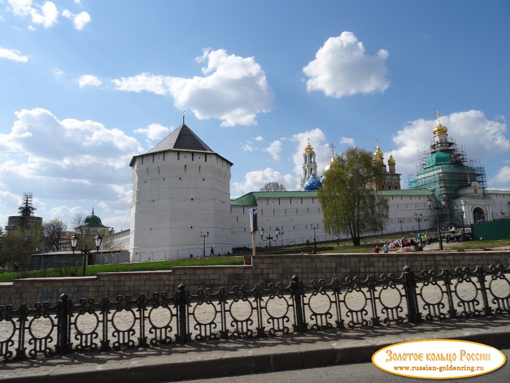 Свято-Троицкая Сергиева лавра. Вид с центрального проспекта