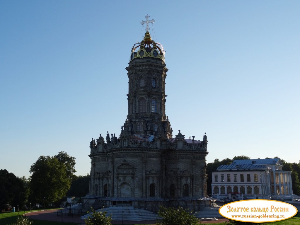 Знаменская церковь в Дубровицах. Вид со стороны кургана