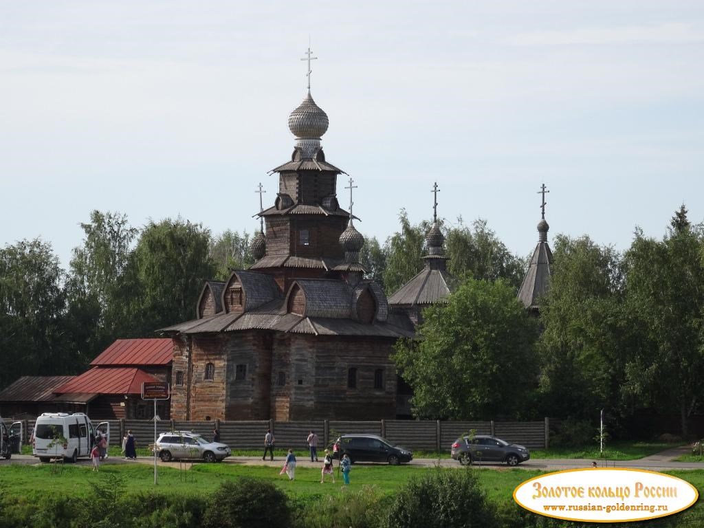 Суздальский Кремль. Вид на Преображенскую церковь