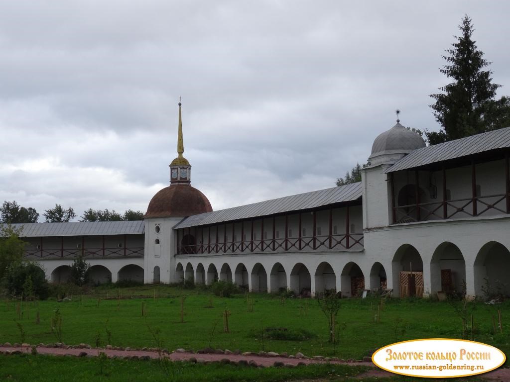 Богородичный Тихвинский Успенский монастырь. Стены монастыря