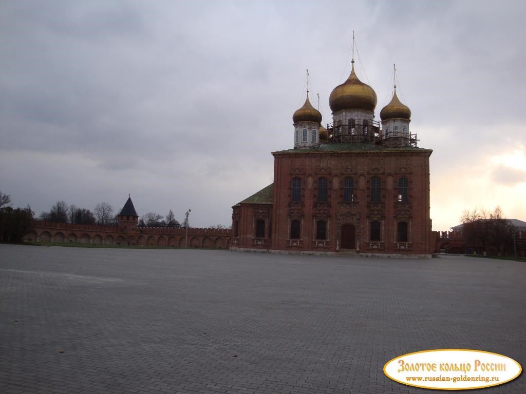 Собор Успения Пресвятой Богородицы. Центральная площадь кремля