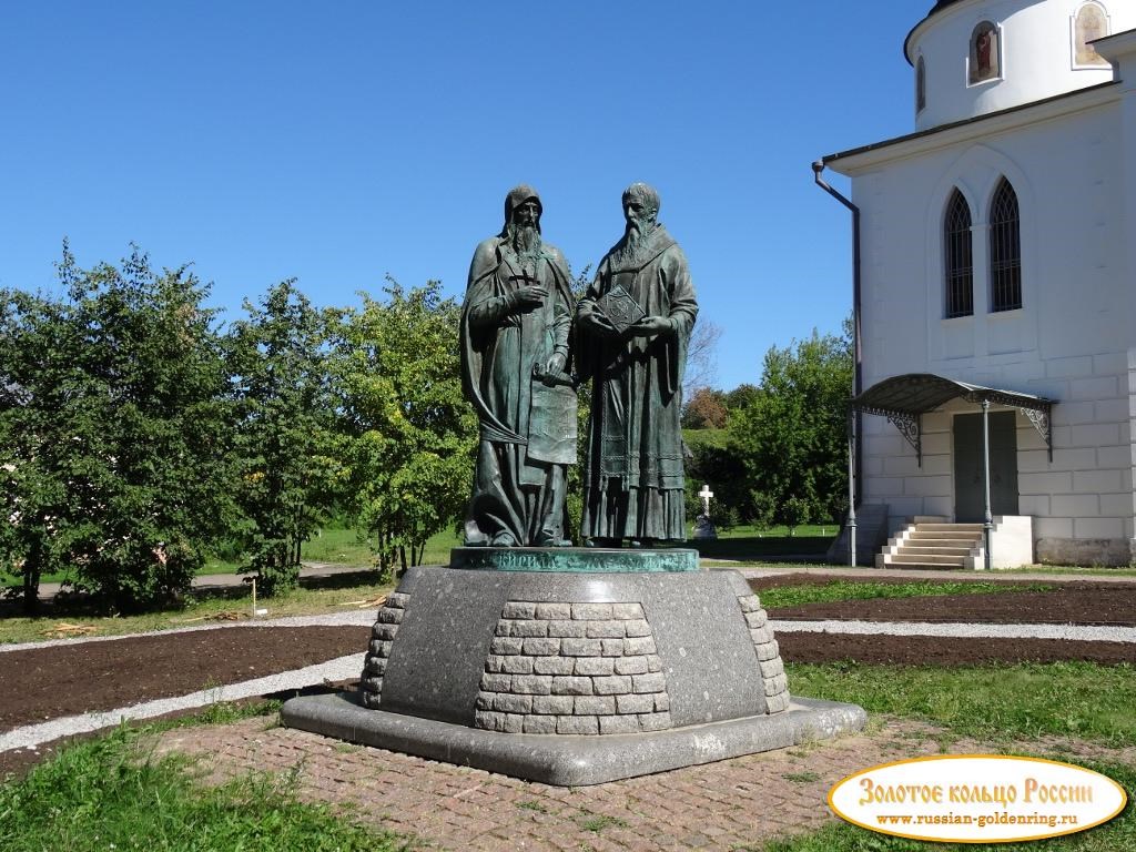 Дмитровский кремль. Памятник Кириллу и Мефодию