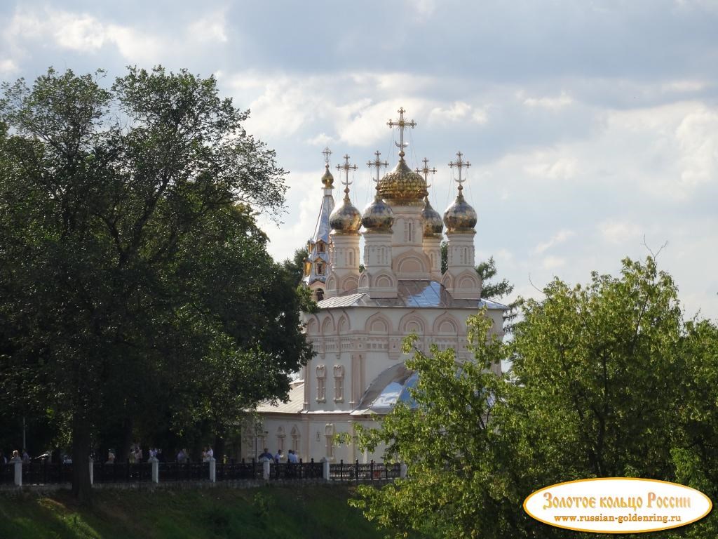 Набережная реки Трубеж. Вид на церковь со стороны кремля