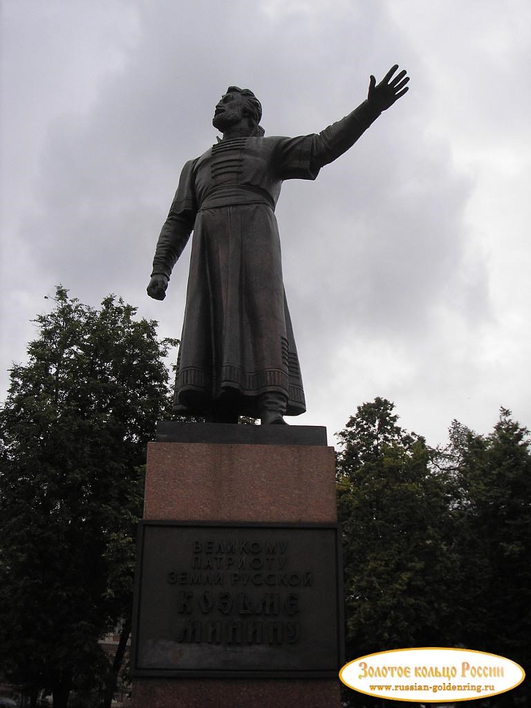 Нижегородский кремль. Памятник Минину у стен кремля