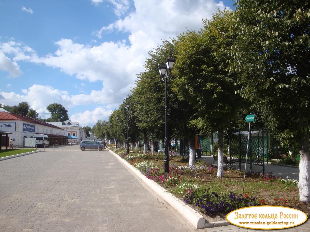 Городская набережная. Набережная в летний день