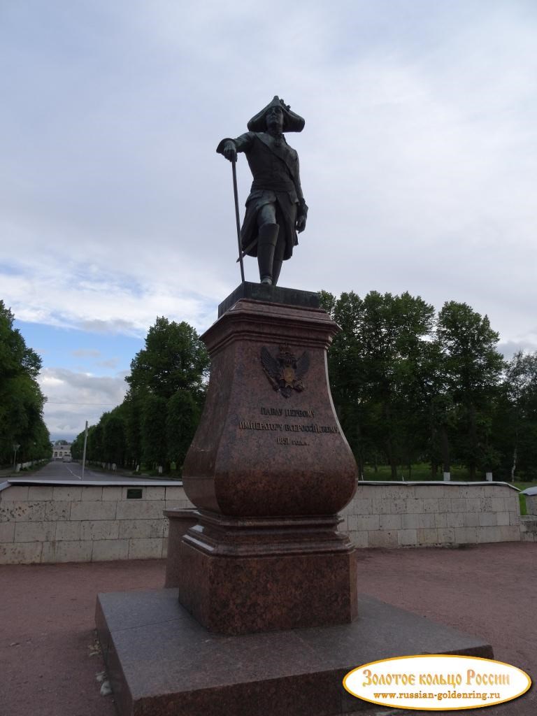 Большой Гатчинский дворец. Памятник Павлу I