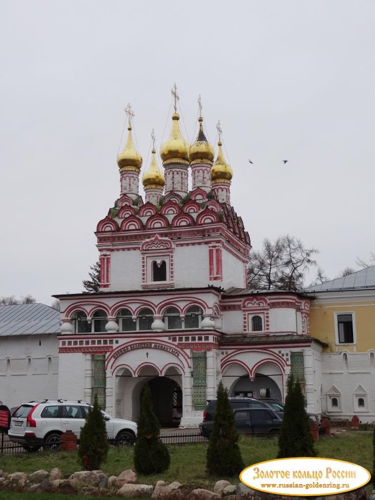 Иосифо-Волоцкий монастырь. Надвратная церковь Петра и Павла