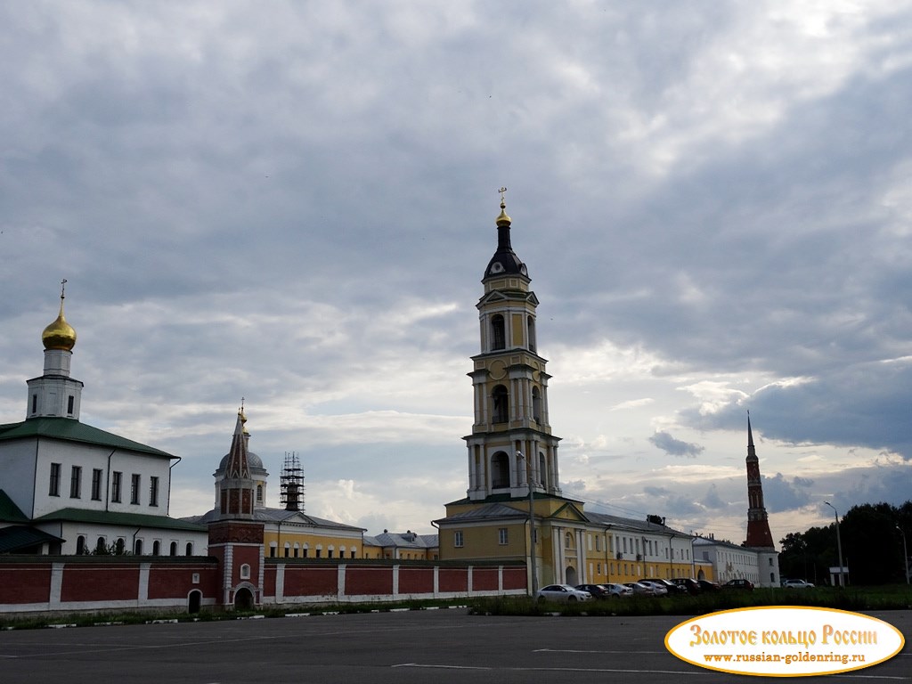 Старо-Голутвин монастырь. Колокольня и Введенская церковь