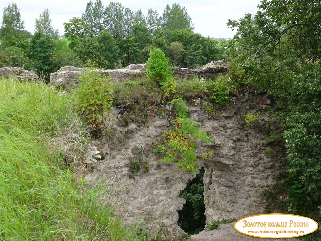 Копорская крепость. Лаз в южной стене