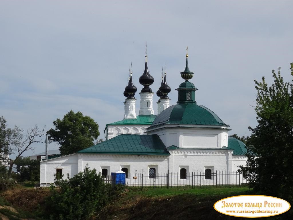 Суздальский Кремль. Пятницкая и Входоиерусалимская церкви