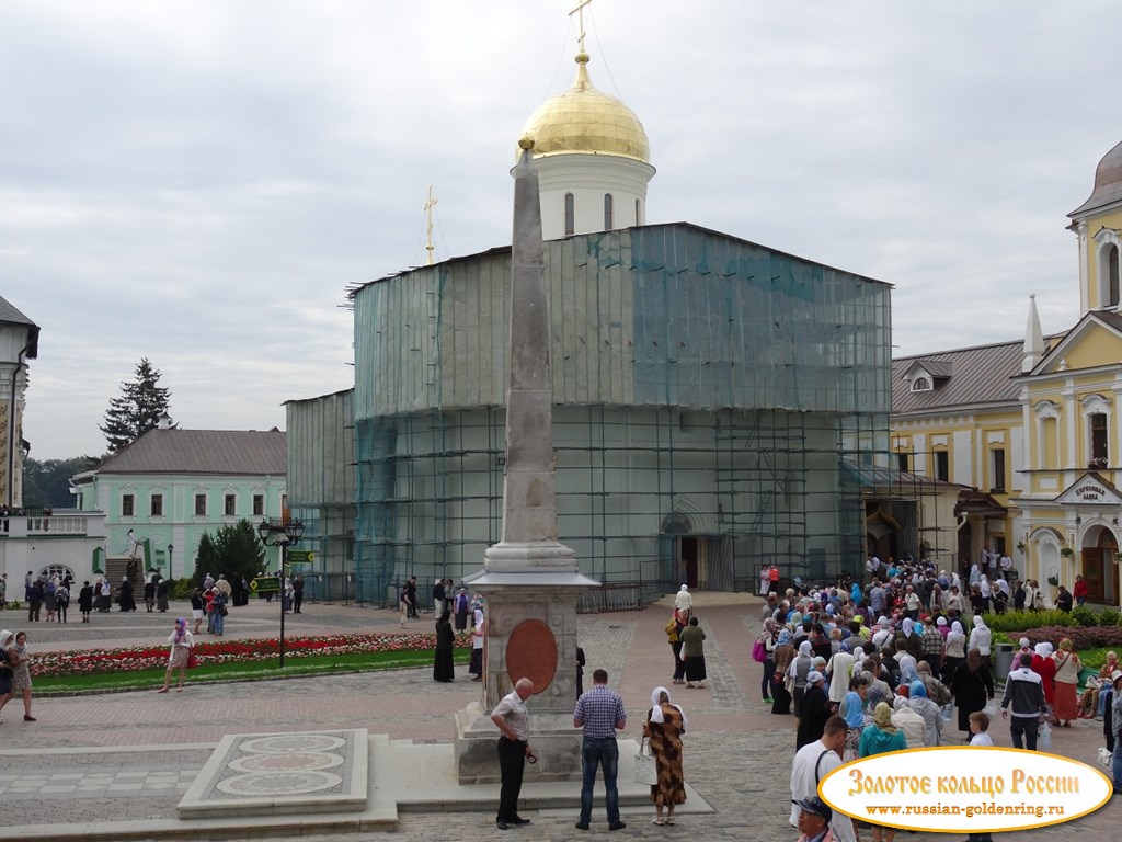 Троицкий собор. Очередь в собор