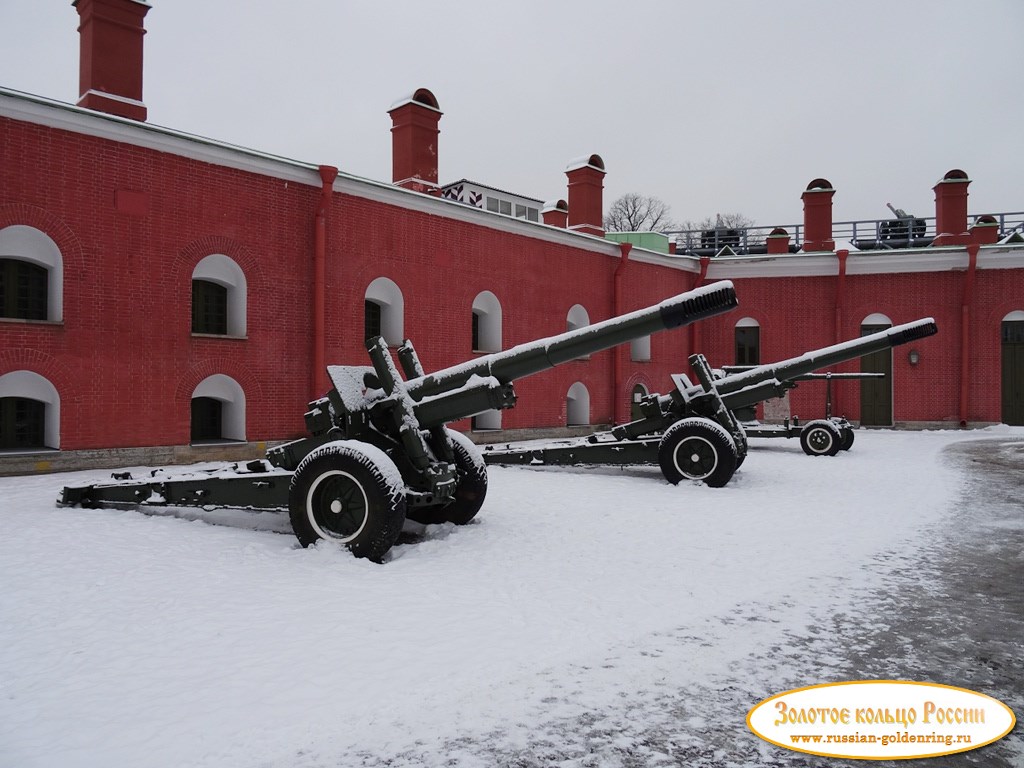 Петропавловская крепость. Пушки времён Великой Отечественной войны