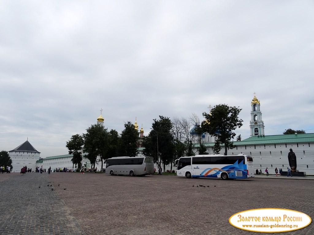 Свято-Троицкая Сергиева лавра. Красногорская площадь