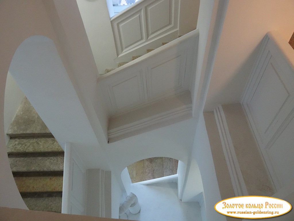 Смольный монастырь. Южная винтовая лестница