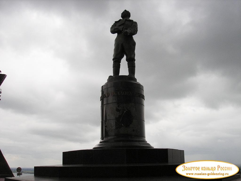 Чкаловская лестница. Памятник Чкалову