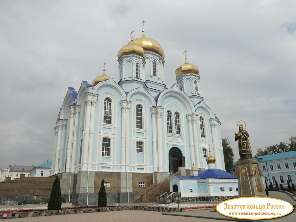 Задонский Рождество-Богородицкий мужской монастырь. Центральная площадь