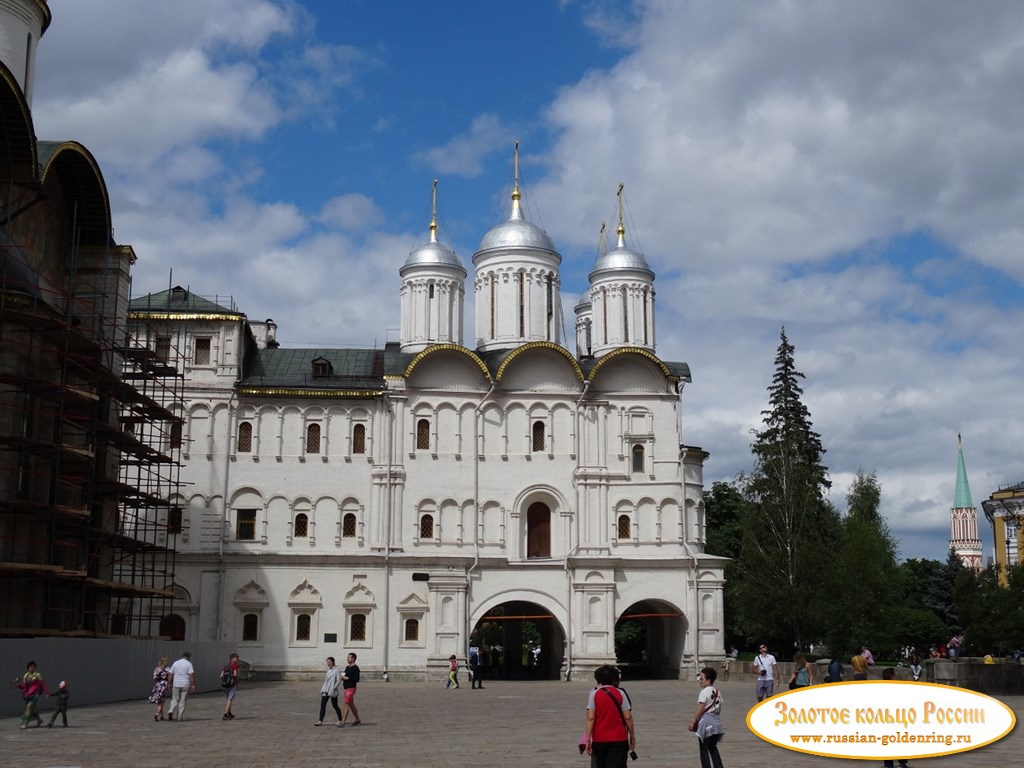 Московский кремль. Патриарший дворец с церковью Двенадцати Апостолов