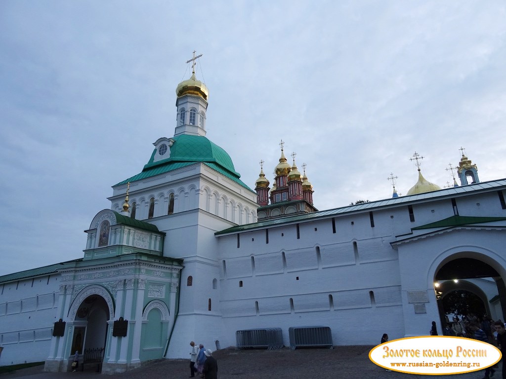 Свято-Троицкая Сергиева лавра. Красная воротная башня