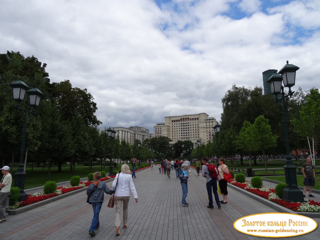 Александровский сад. Центральная аллея