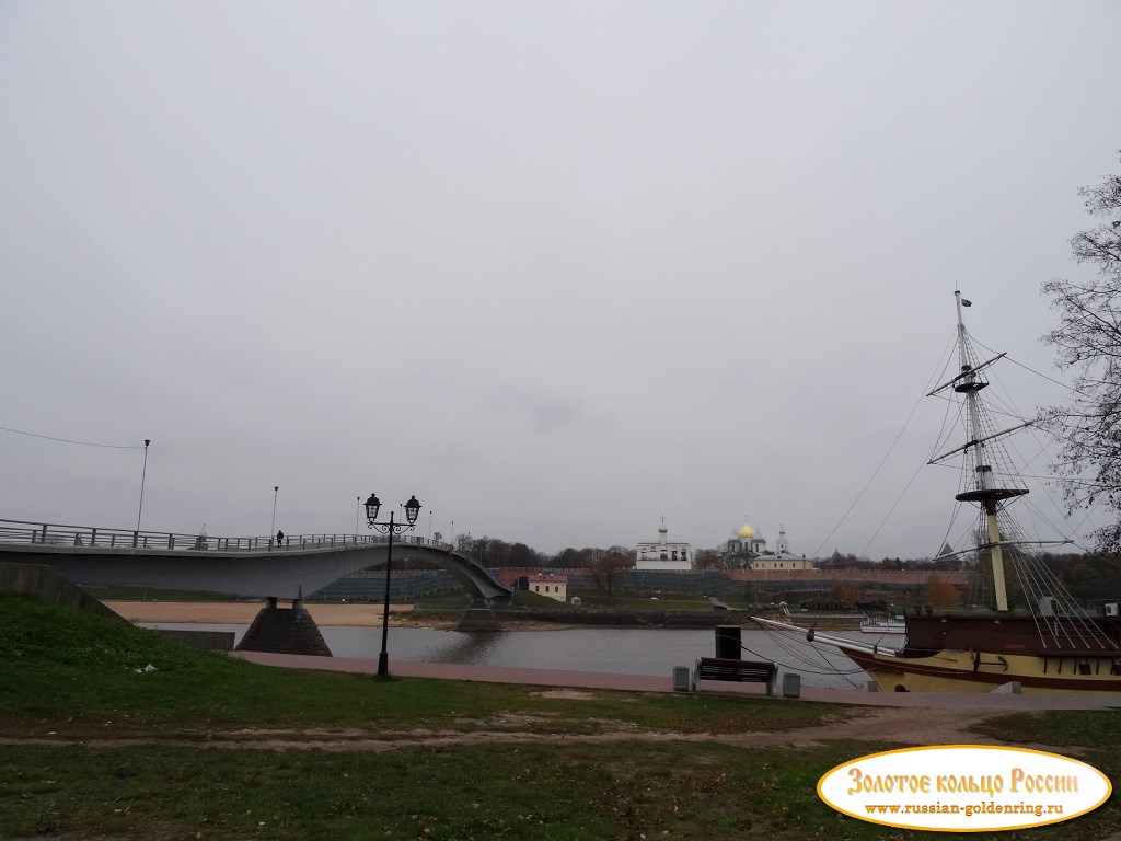 Пешеходный мост через Волхов (Горбатый мост). Вид с набережной