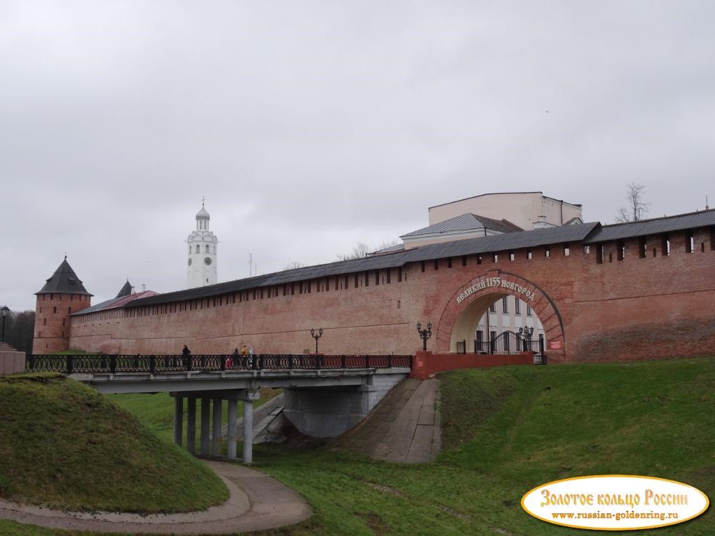 Новгородский Детинец (кремль). Мост через ров