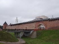 Достопримечательности Великого Новгорода. Новгородский Детинец (кремль). Мост через ров