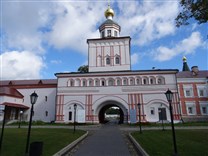Достопримечательности Валдая. Иверский монастырь. Надвратная церковь Михаила Архангела
