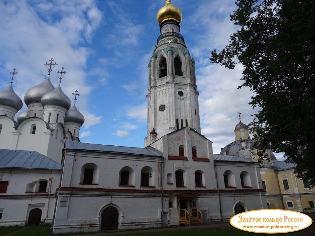 Архиерейский двор (комплекс XVII — XVIII века). Экономский корпус и колокольня