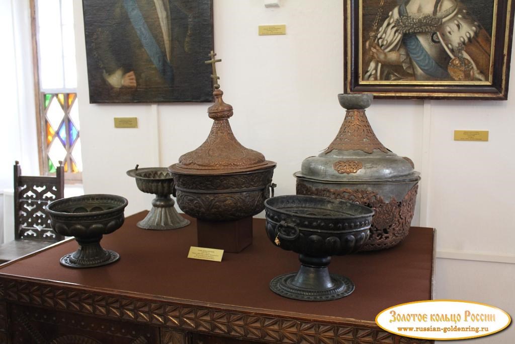 Белая столовая палата (музей церковных древностей). Государева посуда