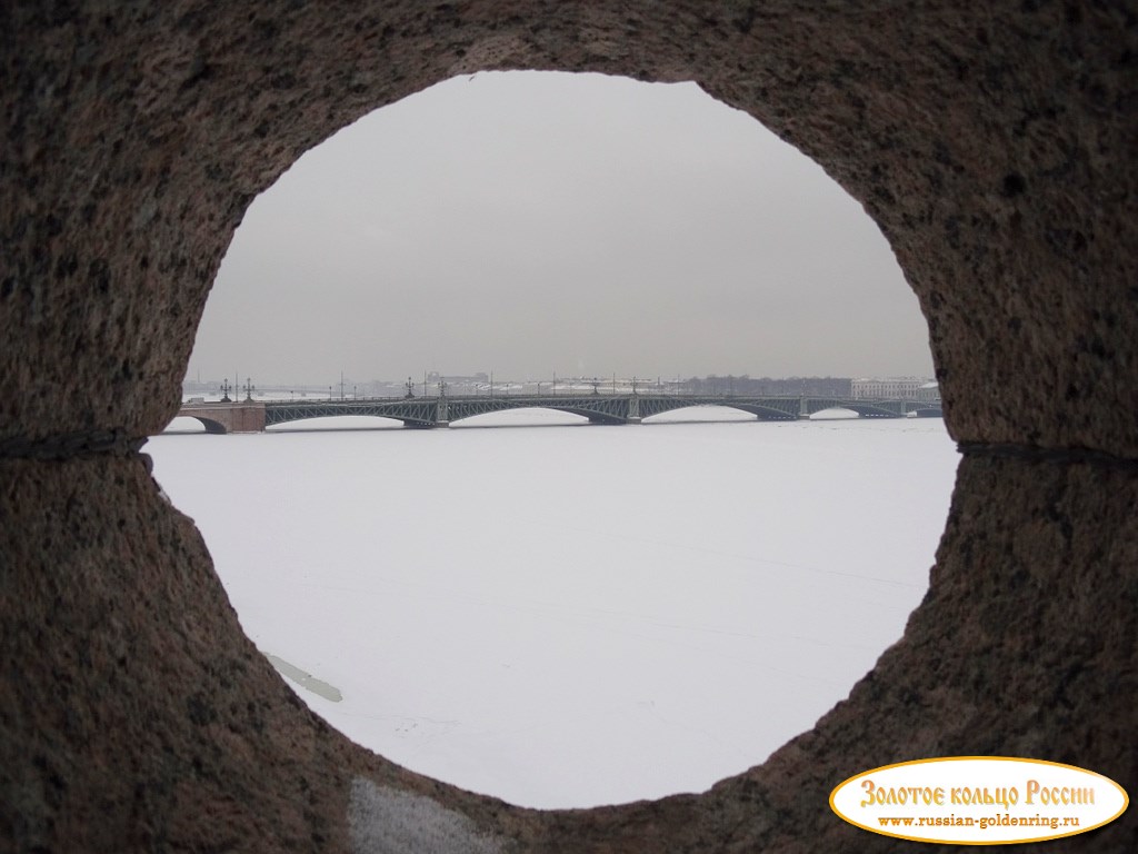 Петропавловская крепость. Вид на Троицкий мост из бойницы Государева бастиона