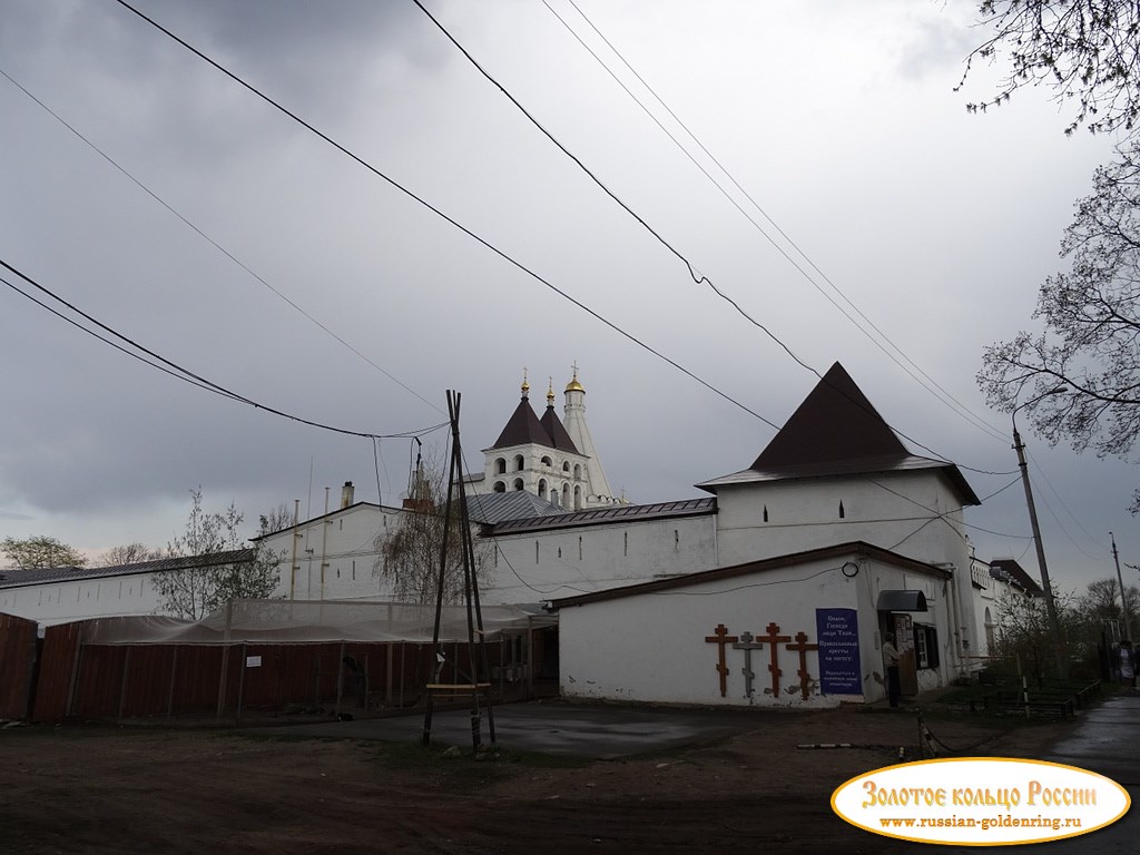 Введенский Владычный женский монастырь. Крепостные стены и клетка с павлинами