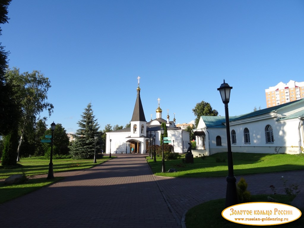 Воскресенская церковь в Подольске. На территории