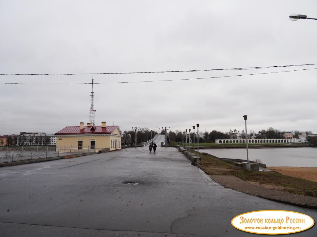 Пешеходный мост через Волхов (Горбатый мост). Выход к мосту со стороны кремля