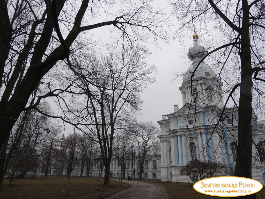 Смольный монастырь. Аллея вдоль корпусов