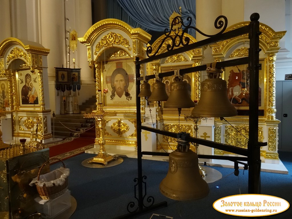 Смольный монастырь. Алтарь южного нефа собора