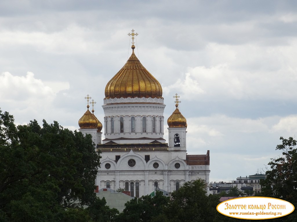 Московский кремль. Вид с Троицкого моста на храм Христа Спасителя