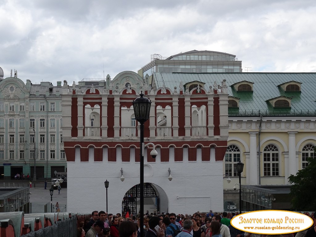 Московский кремль. Вход для туристов по Троицкому мосту