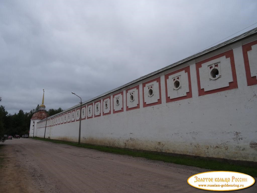 Богородичный Тихвинский Успенский монастырь. Южная стена