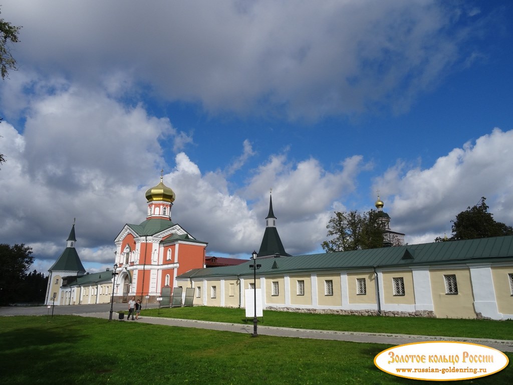 Иверский монастырь. Гостиные кельи и церковь Филиппа