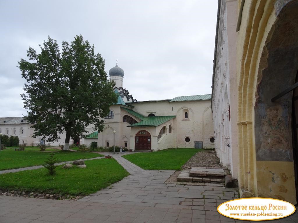 Богородичный Тихвинский Успенский монастырь. Внутренний двор