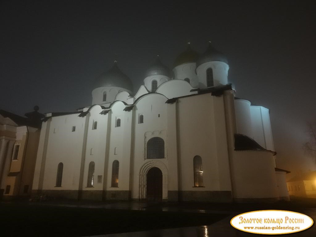 Новгородский Детинец (кремль). Софийский собор (вечерний вид)