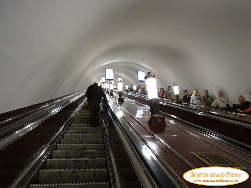 Петербургский метрополитен. Эскалатор на станции 