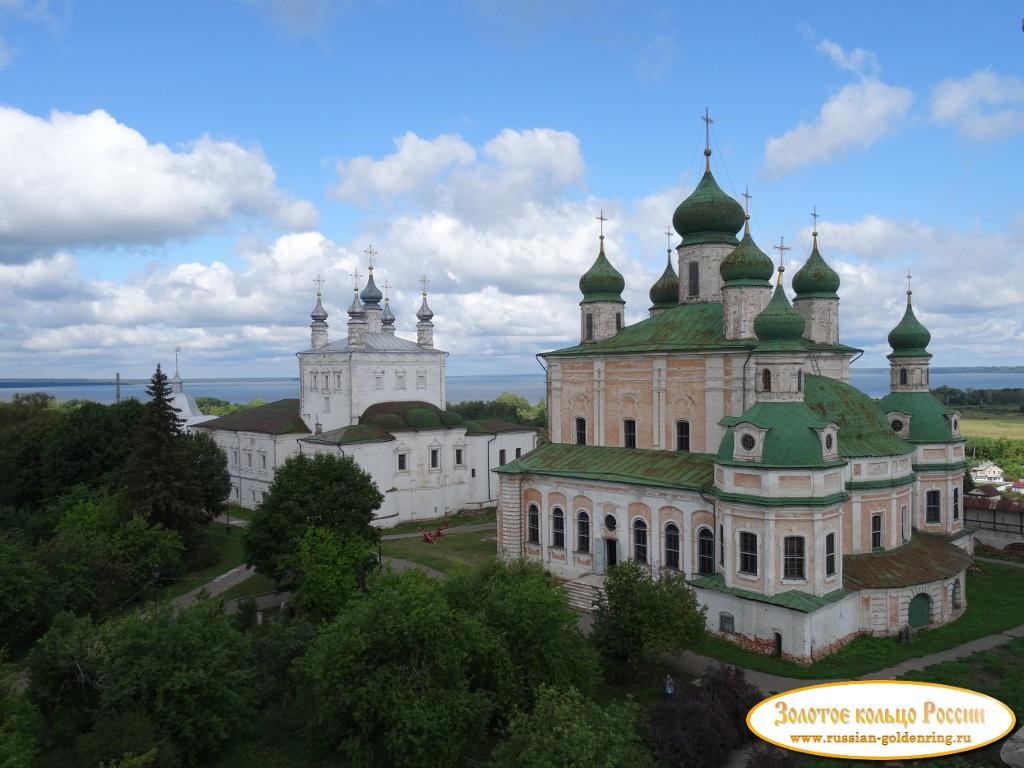 Горицкий монастырь (музей-заповедник). Успенский собор и Всехсвятская церковь (вид из колокольни)