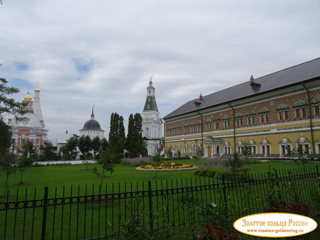 Свято-Троицкая Сергиева лавра. Сад перед царским дворцом